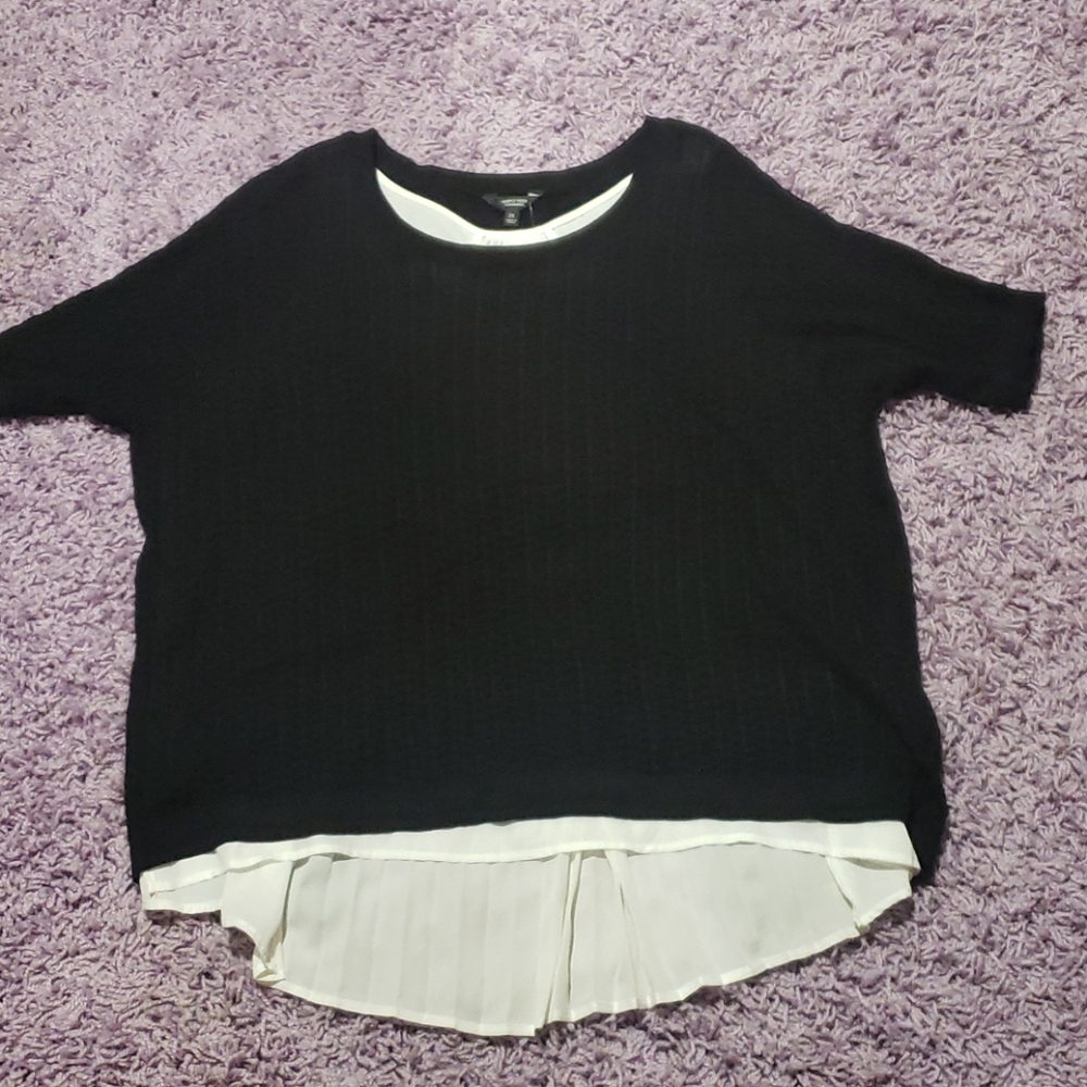 Plus size Vera Bradley B&W shirtsleeve sweater